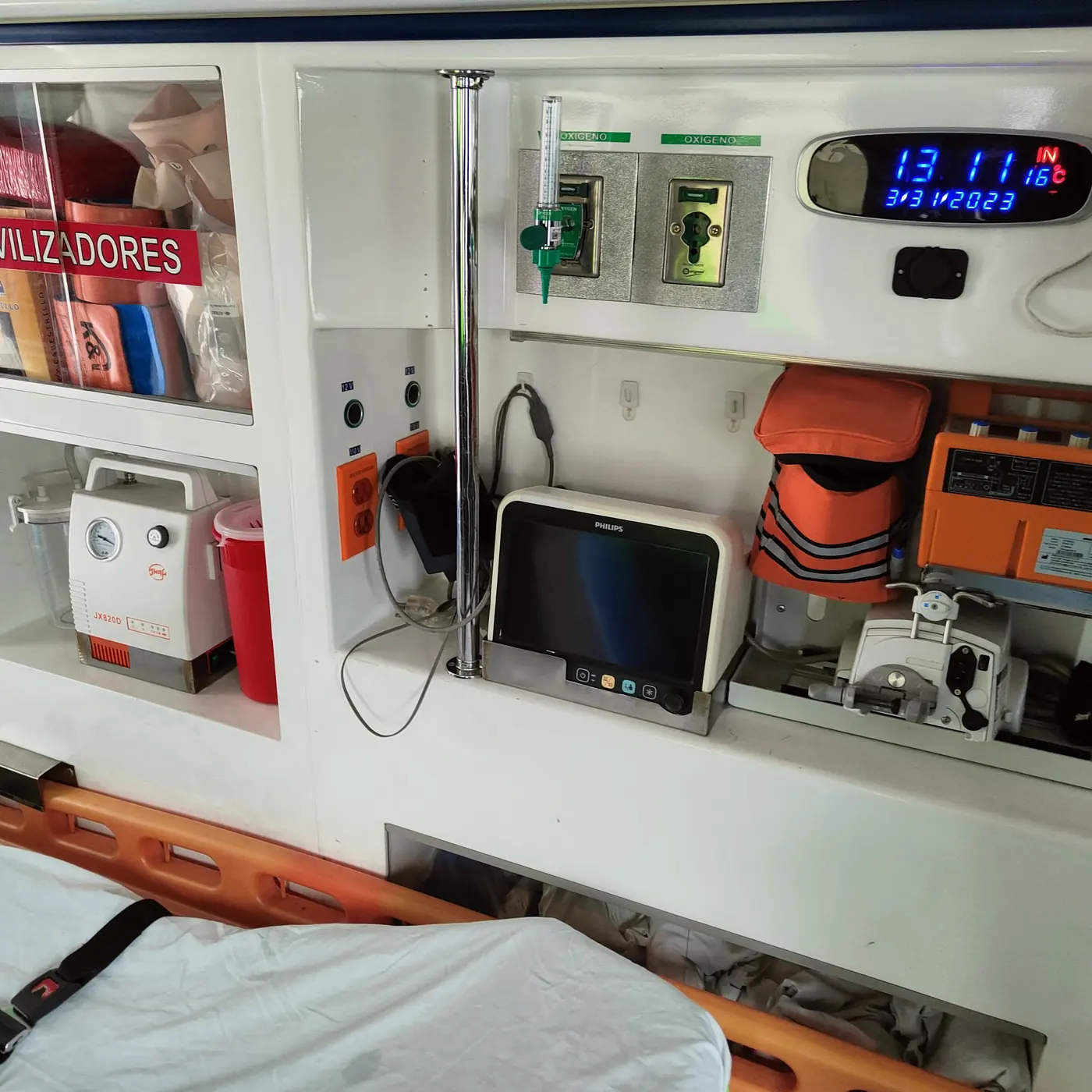 Equipamiento médico instalado dentro de una ambulancia