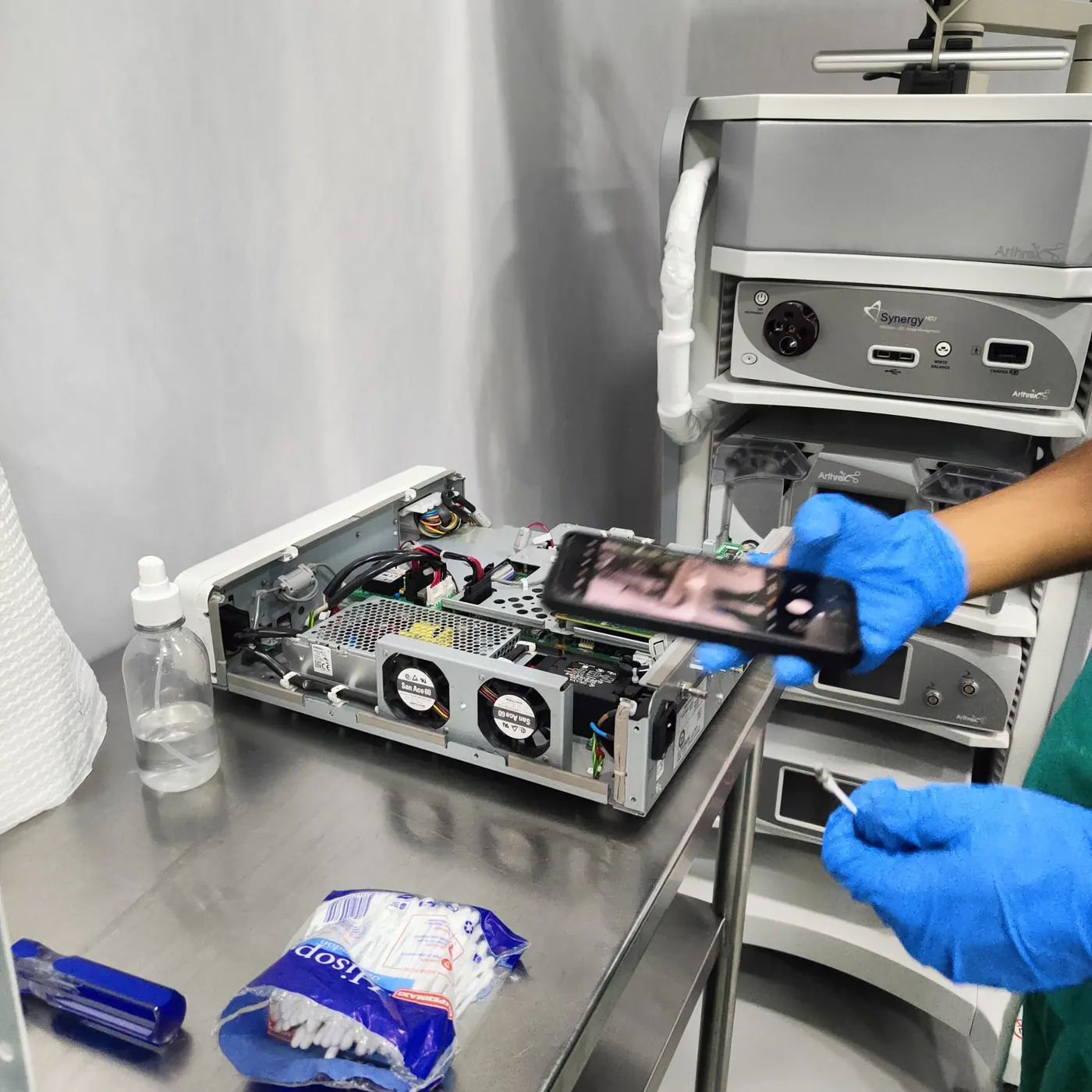 Revisión interna de un equipo electrónico con guantes
