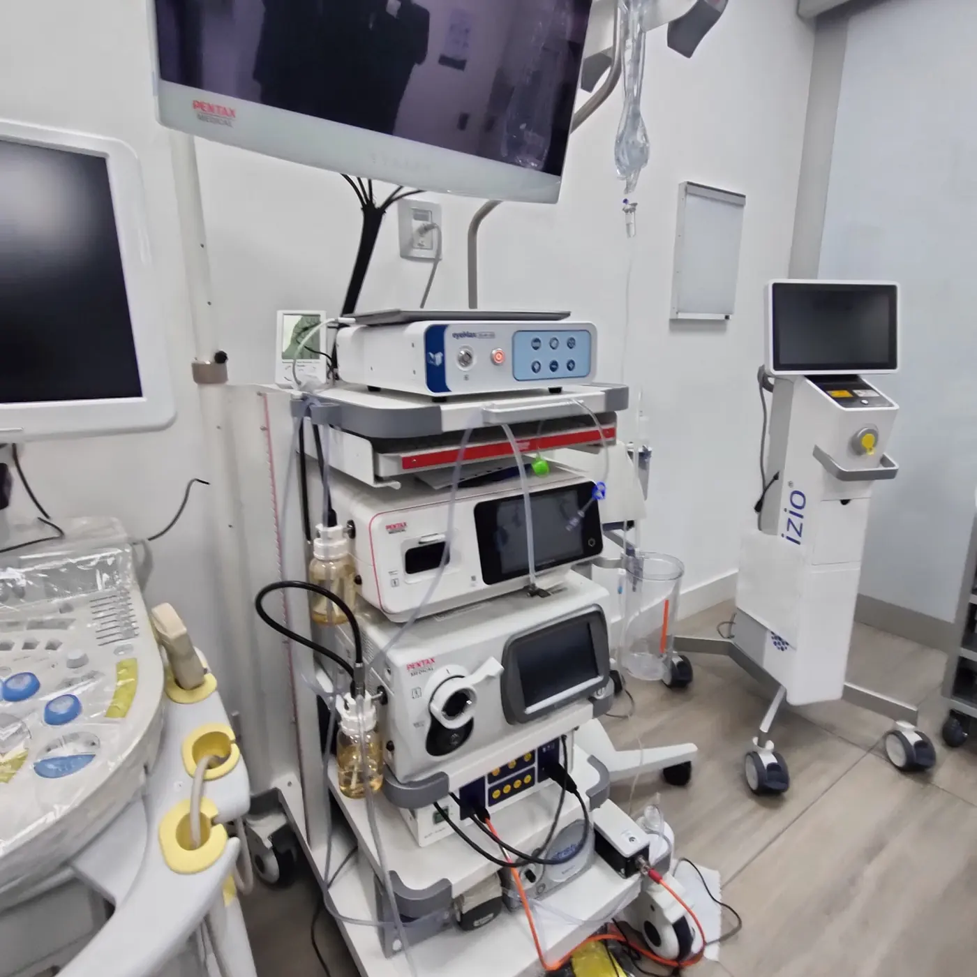 Torre de endoscopia con monitores y procesadora de video